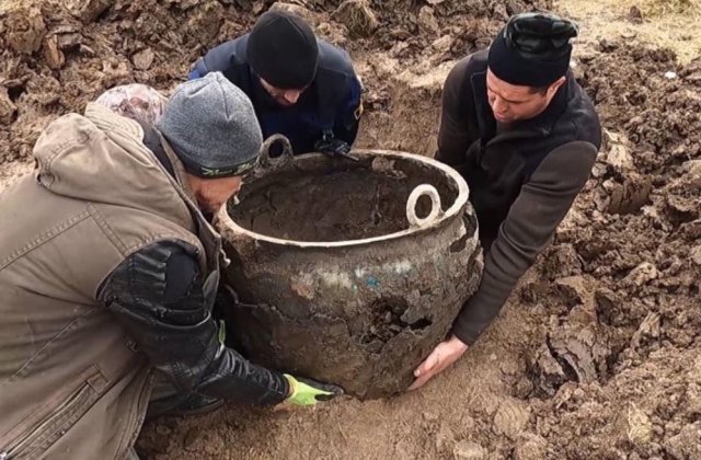 Vas celtic vechi de peste 2.500 de ani, găsit de un grup de tineri, în Prahova. Suma pe care o vor primi pentru descoperirea lor  