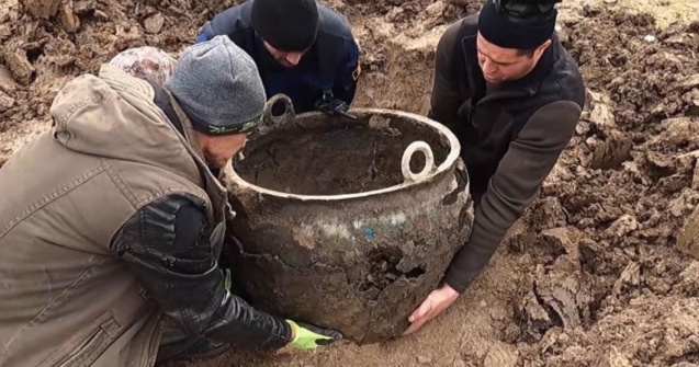 Vas celtic vechi de peste 2.500 de ani, găsit de un grup de tineri, în Prahova. Suma pe care o vor primi pentru descoperirea lor