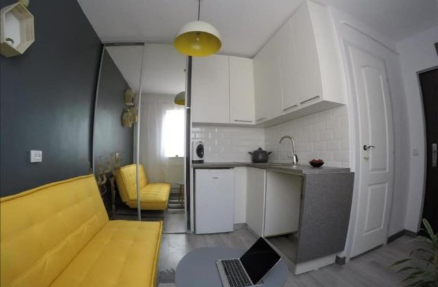 Val de glume la anunțul unei garsoniere de 11 mp din Cluj ce se dă &icirc;n chirie. &bdquo;Nici pentru videochat nu ajunge spațiul&rdquo;