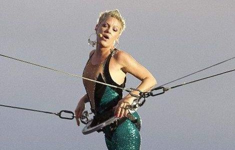  Video  Acrobatie ratata: Pink, dusa de urgenta la spital