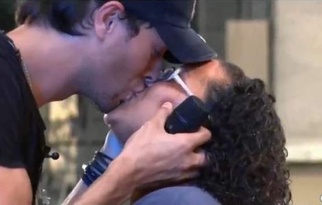 Video  Enrique Iglesias a sarutat o fana