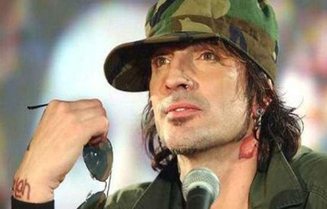 Rockerul Tommy Lee s-a logodit