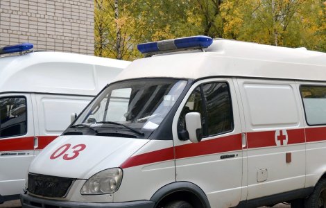 Un copil de doi ani a căzut de la etajul trei al unui bloc din Botoșani. Unde erau părinții micuțului