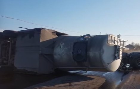 Pericol de explozie pe DN 1. O cisternă cu motorină s-a răsturnat și sunt scurgeri de combustibil pe carosabil