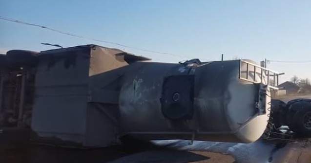 Pericol de explozie pe DN 1. O cisternă cu motorină s-a răsturnat și sunt scurgeri de combustibil pe carosabil