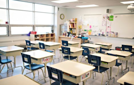 Elevii unui colegiu din Botoșani, puși să stea în genunchi cu mâinile deasupra capului în timpul orei