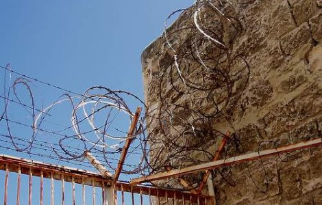 Detinut inconstient, tarat in instanta pentru a depune marturie