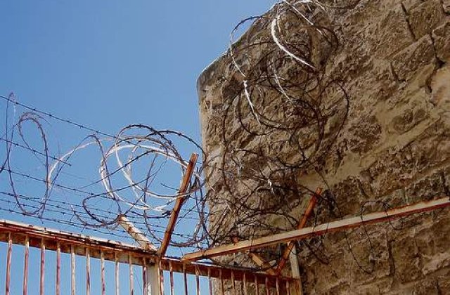 Detinut inconstient, tarat in instanta pentru a depune marturie