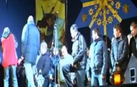  Video  Politistii ucrainieni, IN GENUNCHI in fata protestatarilor