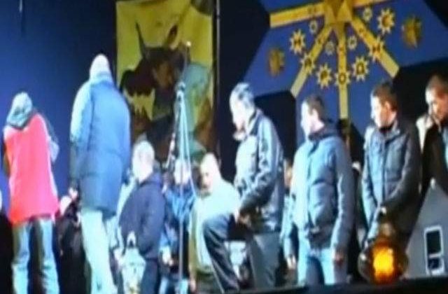 [VIDEO] Politistii ucrainieni cer IERTARE IN GENUNCHI pentru uciderea protestatarilor