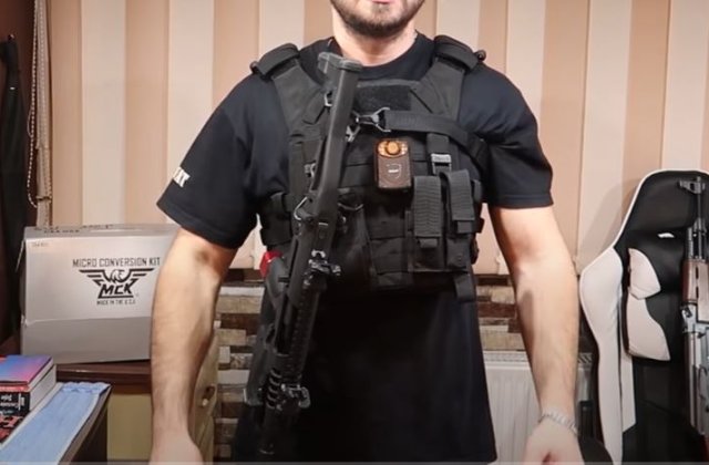 Un gălăţean a mers la spital cu vesta antiglonț pe el. Le-a spus medicilor că o poartă de frica războiului  