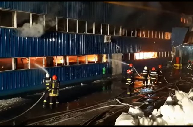 VIDEO Un incendiu a mistuit în totalitate o hală de 12 mp din localitatea Borcut