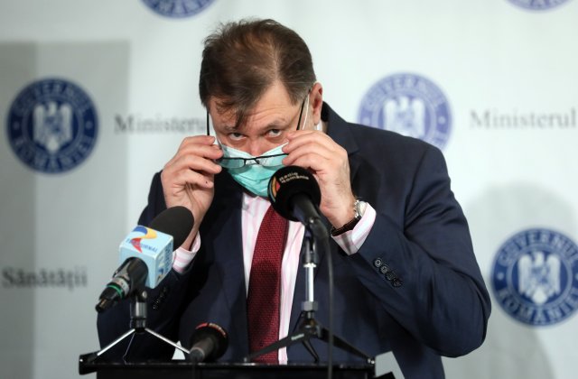 Rafila: Legea prevede utilizarea în continuare a măștii în toate spațiile interioare