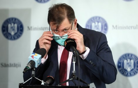 Rafila: Legea prevede utilizarea în continuare a măștii în toate spațiile interioare