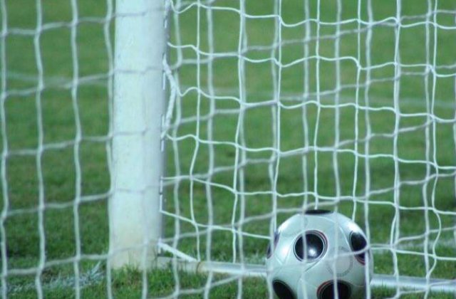 [VIDEO] L-a strans pe arbitru de gat in timpul meciului