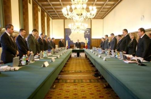 Guvernul vrea restructurare, dar face noi angajari