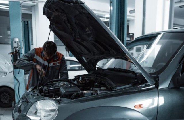 Reparaţia maşinii: piese auto noi sau din dezmembrări?