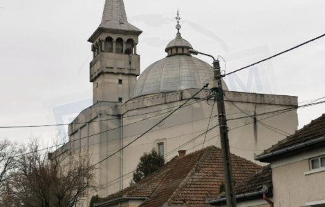 VIDEO Soluția găsită de un preot din Satu Mare pentru a face față scumpirilor la gaze și energie electrică: antenă pe biserică