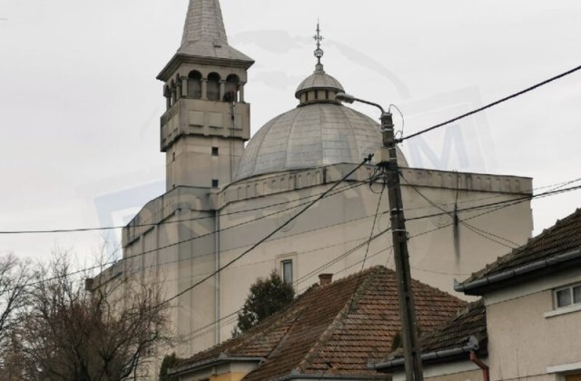 VIDEO Soluția găsită de un preot din Satu Mare pentru a face față scumpirilor la gaze și energie electrică: antenă pe biserică