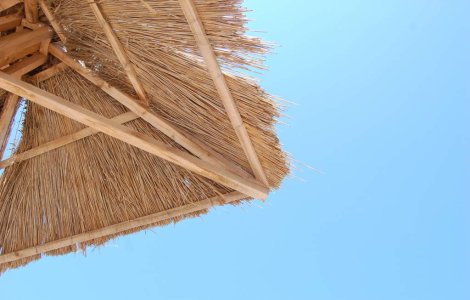 Atentie: Pe plaja, umbrela de soare este insuficienta