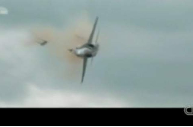 [VIDEO]: Pilot catapultat in ultimul moment dintr-un avion in deriva