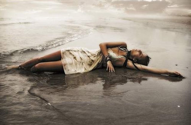 Grecia: Romanca omorata de o masina de curatat nisipul