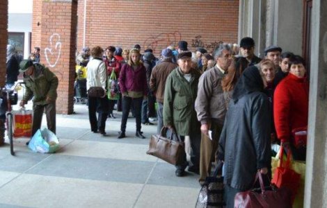 Cozi imense la Cluj pentru primirea ajutoarelor nedistribuite