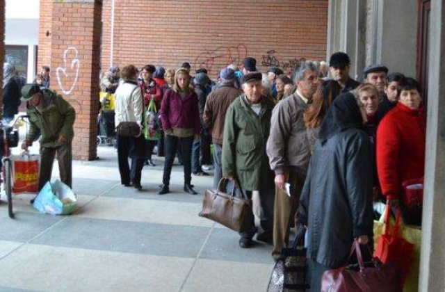 Cozi imense la Cluj pentru primirea ajutoarelor nedistribuite