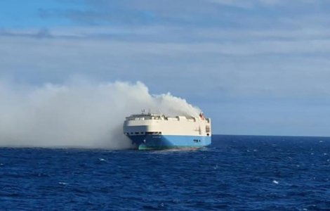 Un vapor cu 4000 de mașini Bentley, Porsche, Audi și VW a luat foc în largul Atlanticului