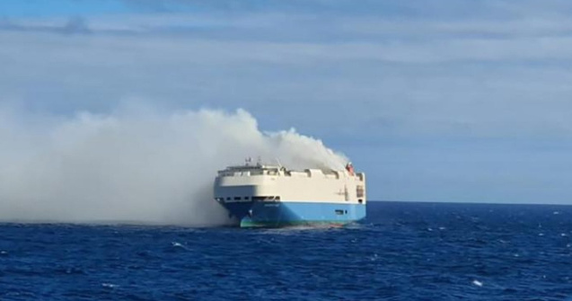 Un vapor cu 4000 de mașini Bentley, Porsche, Audi și VW a luat foc în largul Atlanticului