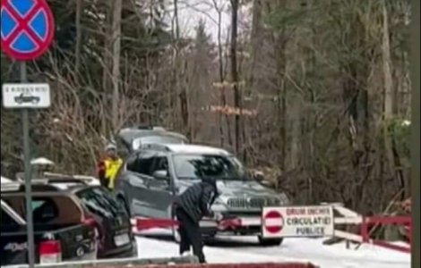 A tăiat cu flexul bariera care blochează drumul către cota 1.400 din Sinaia