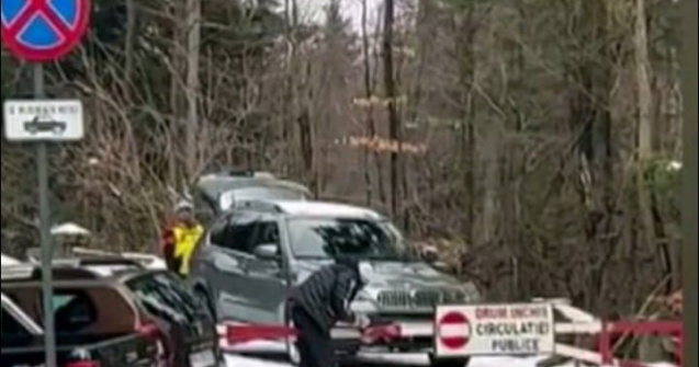 A tăiat cu flexul bariera care blochează drumul către cota 1.400 din Sinaia