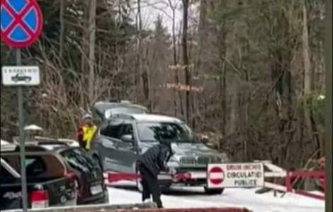 A tăiat cu flexul bariera care blochează drumul către cota 1.400 din Sinaia