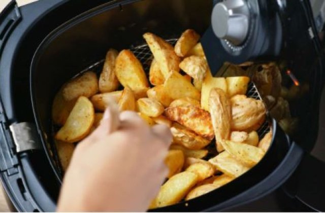 5 avantaje ale friteuzei cu aer cald ce te vor convinge să îi faci loc în bucătăria ta