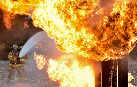 Incendiu la o fabrică de mezeluri din Mizil. Doi pompieri s-au ales cu arsuri