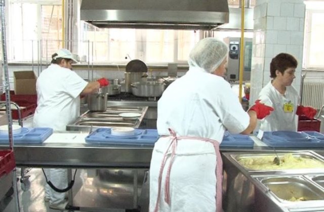 M&acirc;ncarea din spitale, mai searbădă ca niciodată din cauza scumpirilor &icirc;n lanț. Unele unități medicale au tăiat din mese 
