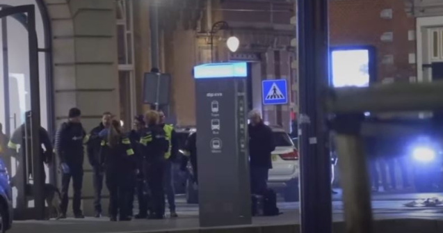 VIDEO Incident armat în Amsterdam. Polițiștii au reușit să anihileze atacatorul după ce au dat cu mașina peste el