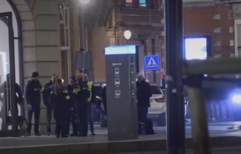 VIDEO Incident armat în Amsterdam. Polițiștii au reușit să anihileze atacatorul după ce au dat cu mașina peste el