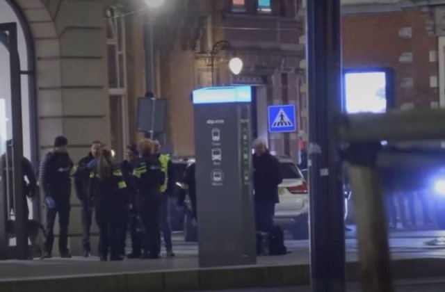 VIDEO Incident armat &icirc;n Amsterdam. Polițiștii au reușit să anihileze atacatorul după ce au dat cu mașina peste el  