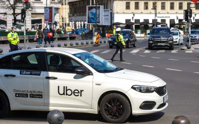 O polițistă care dirija...