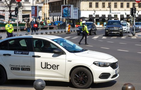 O polițistă care dirija traficul într-o intersecție din Ștefănești a fost lovită de un șofer