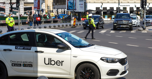 O polițistă care dirija traficul într-o intersecție din Ștefănești a fost lovită