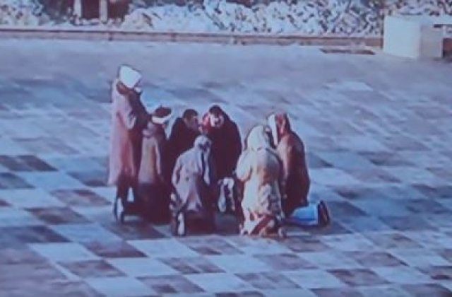 Imagine dramatică surprinsă în Kiev: Mai mulți ucraineni s-au așezat în genunchi și se roagă 