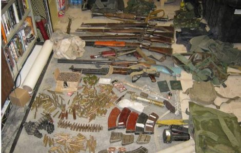 Peste 1.300 de arme si 14,5 tone de explozivi, confiscate de politisti in primul semestru