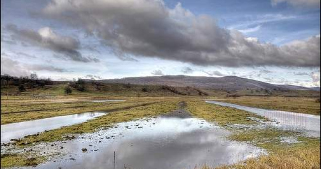 Gospodarii inundate, localitati fara energie electrica si drumuri blocate