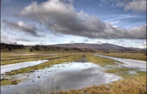 Gospodarii inundate, localitati fara energie electrica si drumuri blocate