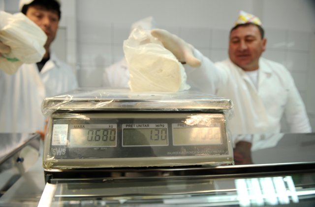 Brânza, mai scumpă decât carnea. Comparație prețuri alimentare 