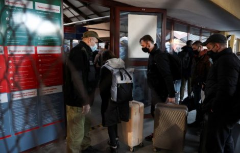 Refugiați ucraineni, majoritatea femei și zeci de copii, au petrecut noaptea într-o gară din Polonia