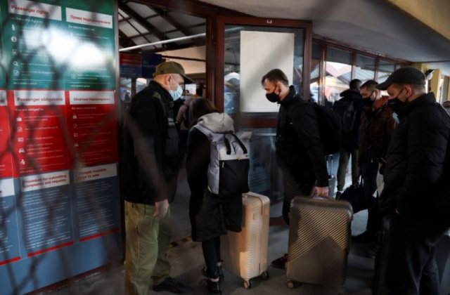 Refugiați ucraineni, majoritatea femei și zeci de copii, au petrecut noaptea într-o gară din Polonia 