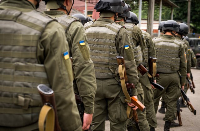 Bărbații cu v&acirc;rsta &icirc;ntre 18 și 60 de ani nu mai au voie să părăsească Ucraina